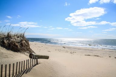 82328378 – montauk beach