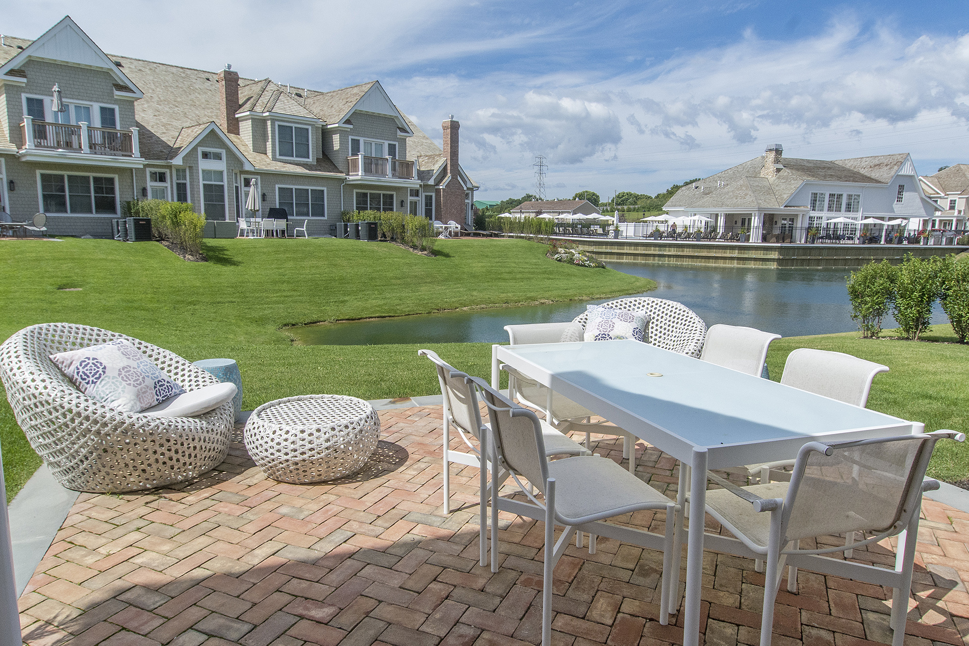 Is Mischa Barton Buying in Pond? Behind The Hedges