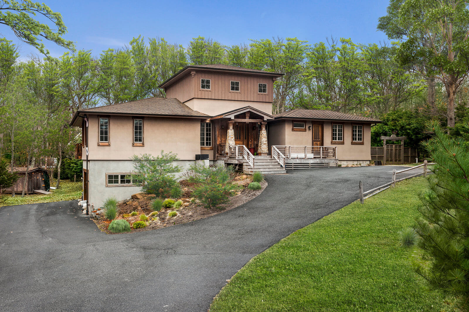 Artist’s Home in East Hampton’s Northwest Woods Has Large Entertaining