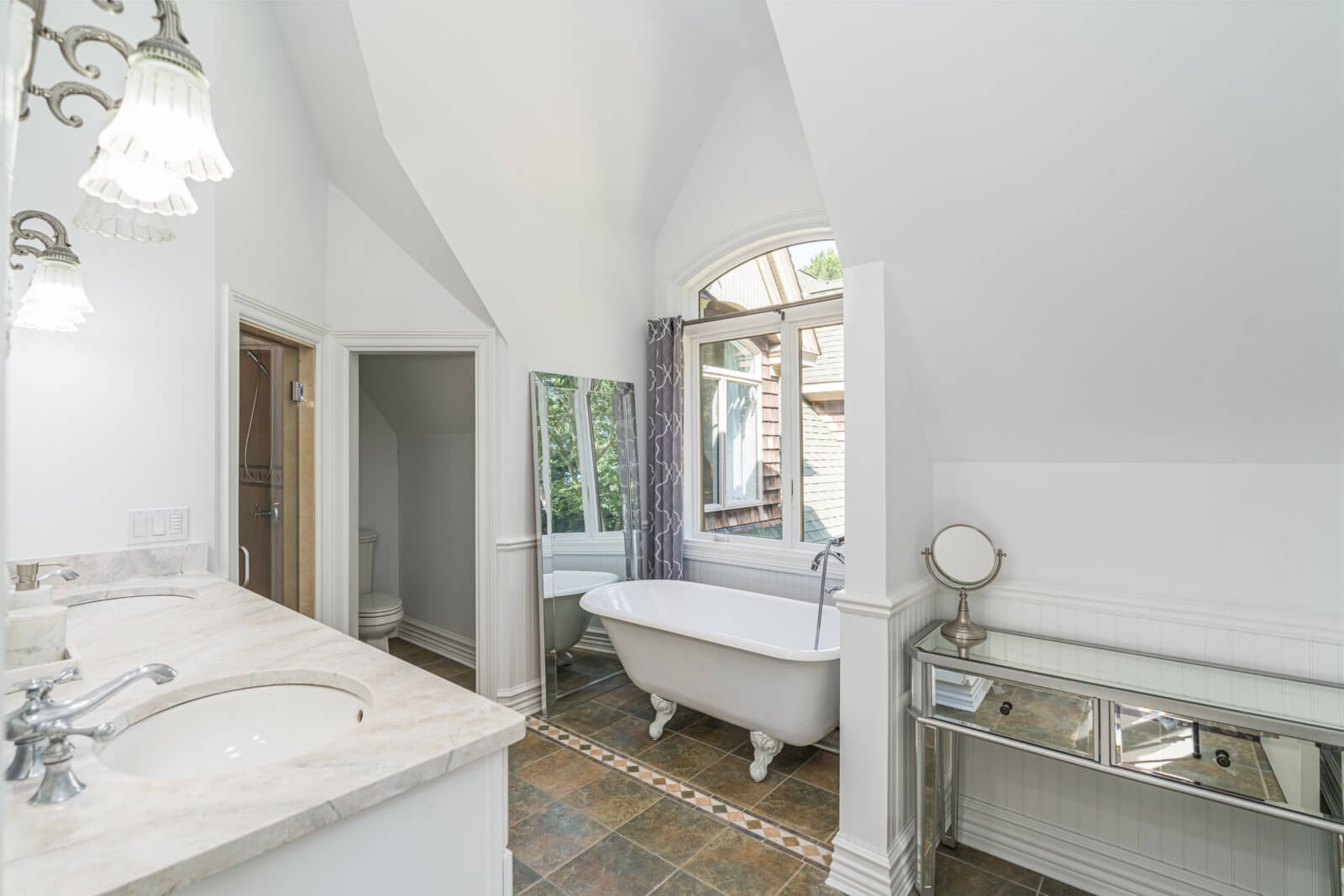 Mattituck House With B&B Potential Lists for 2.995M