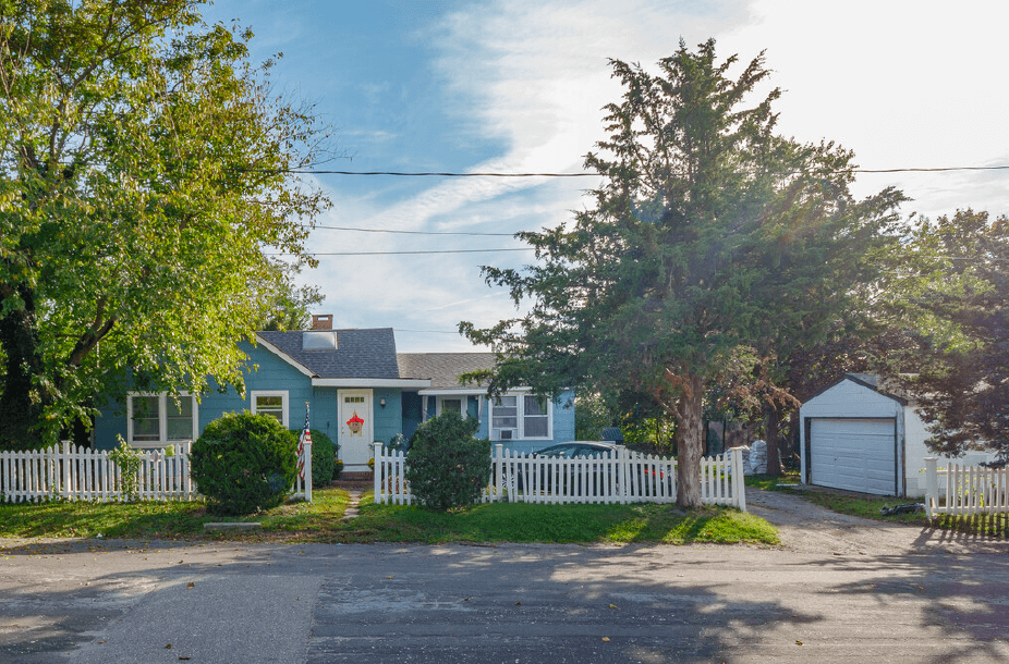 North Fork’s Legends Restaurant, Adjacent Cottages for Sale