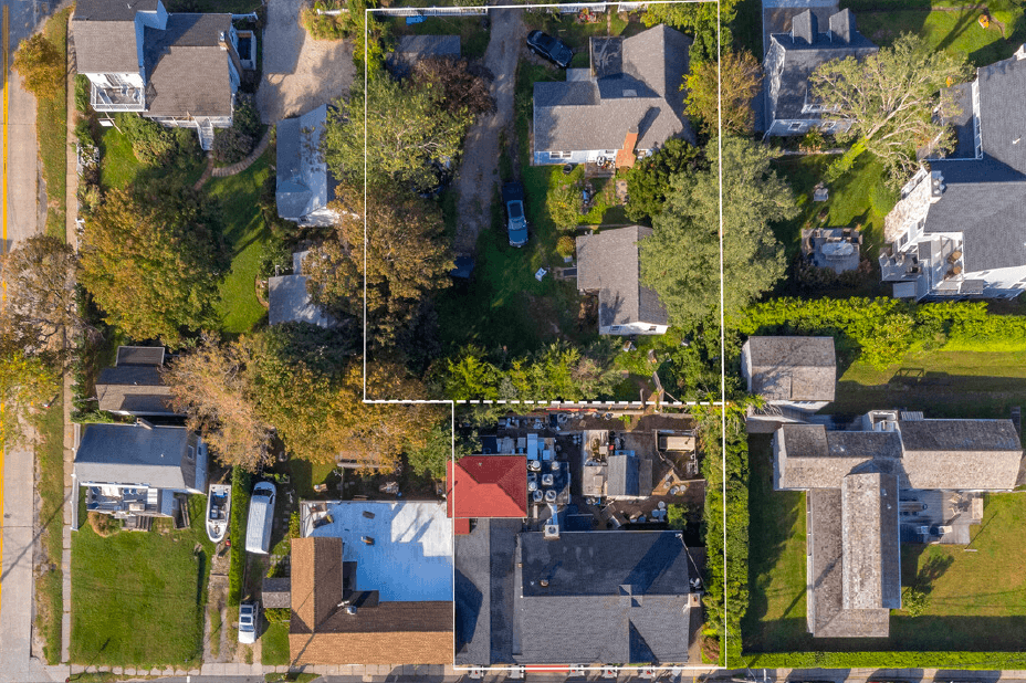 North Fork’s Legends Restaurant, Adjacent Cottages for Sale