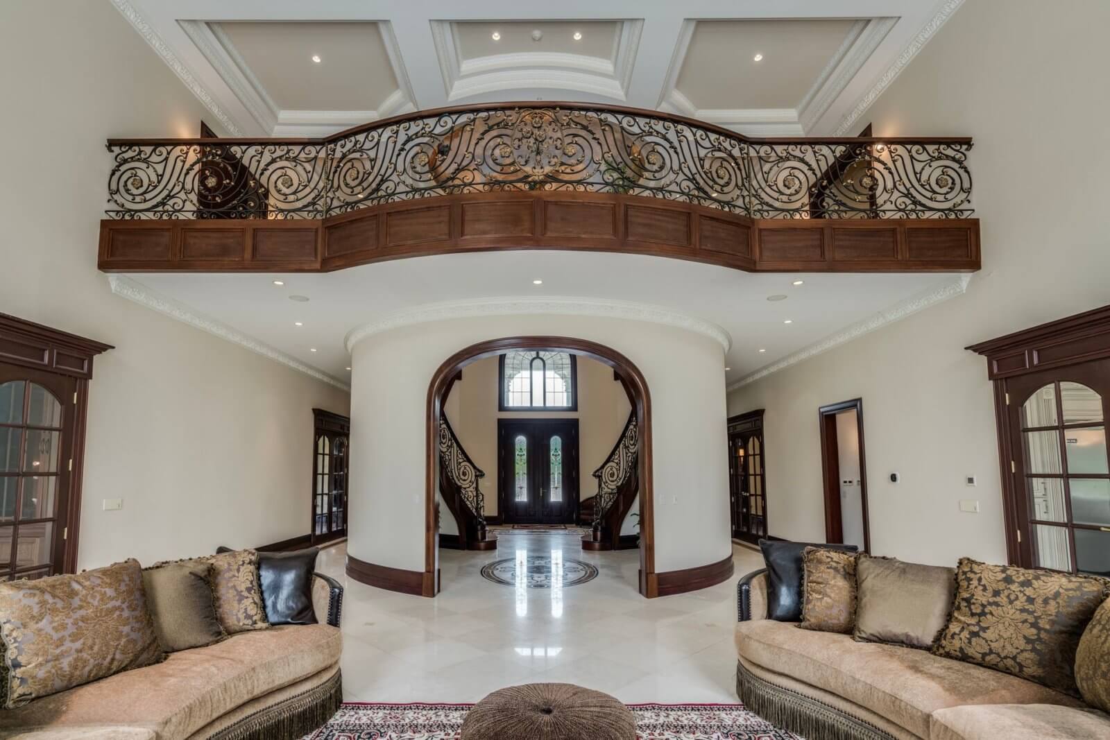 A Glen Head Mansion Built for Entertaining