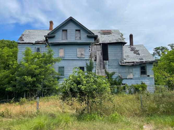Flanders, Brewster House, Southampton Town, vacant building