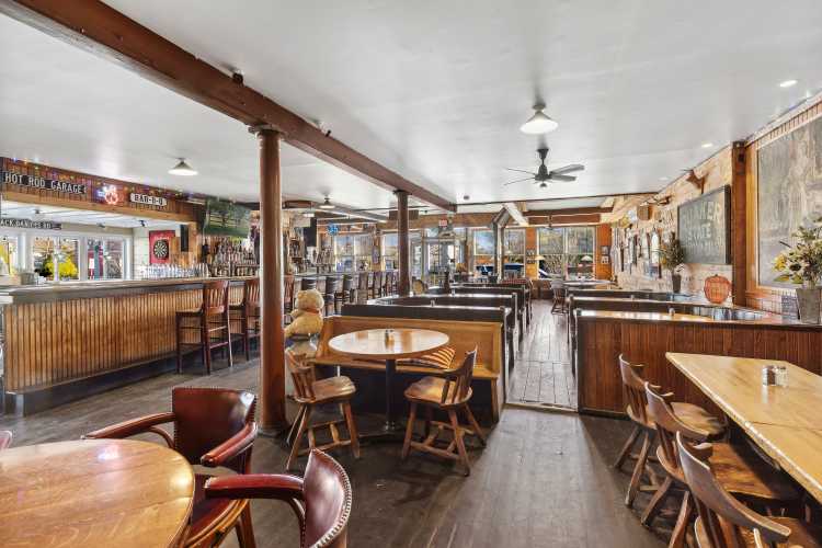 New Moon Café, Mary's Pizza, East Quogue