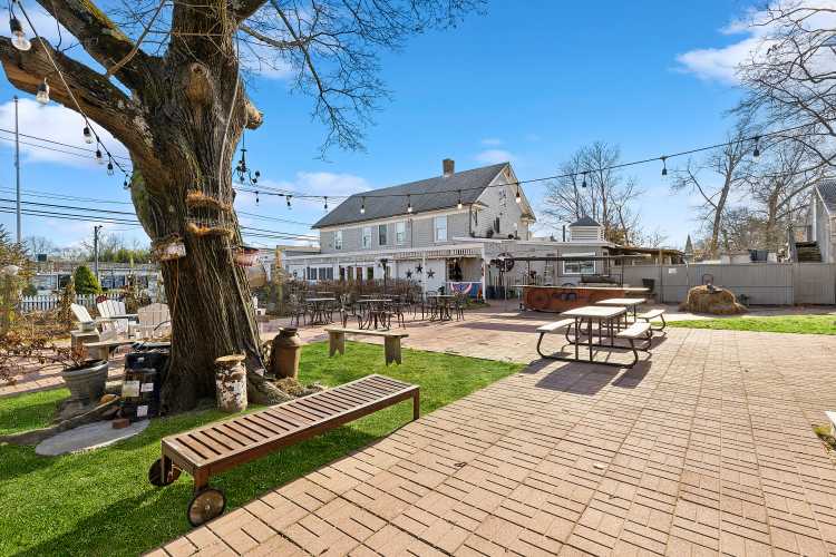 New Moon Café, Mary's Pizza, East Quogue