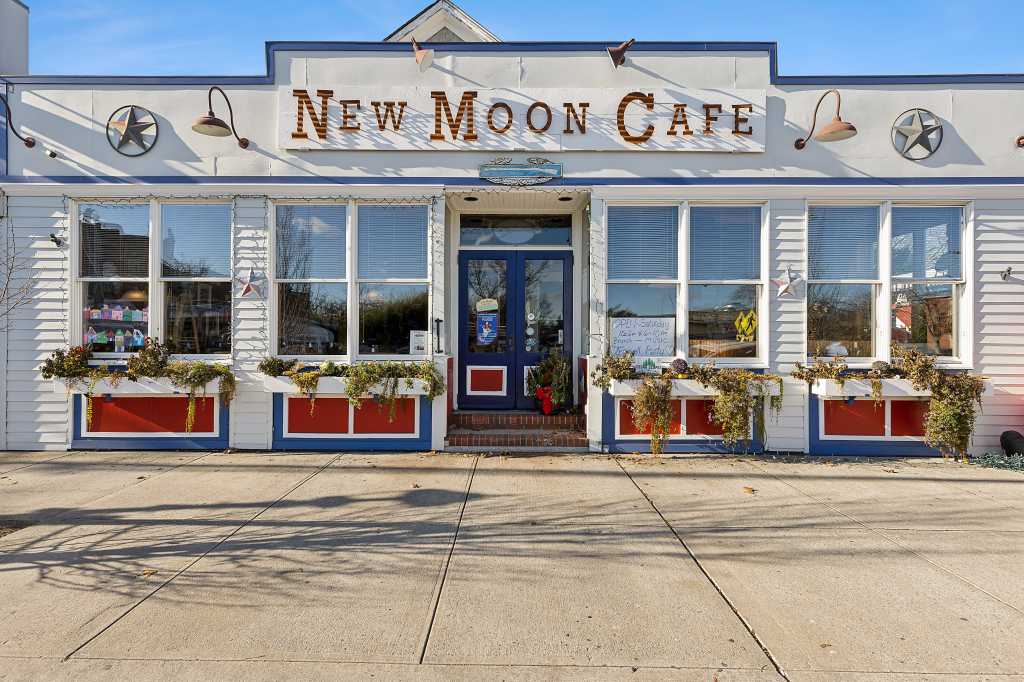 New Moon Café, Mary's Pizza, East Quogue