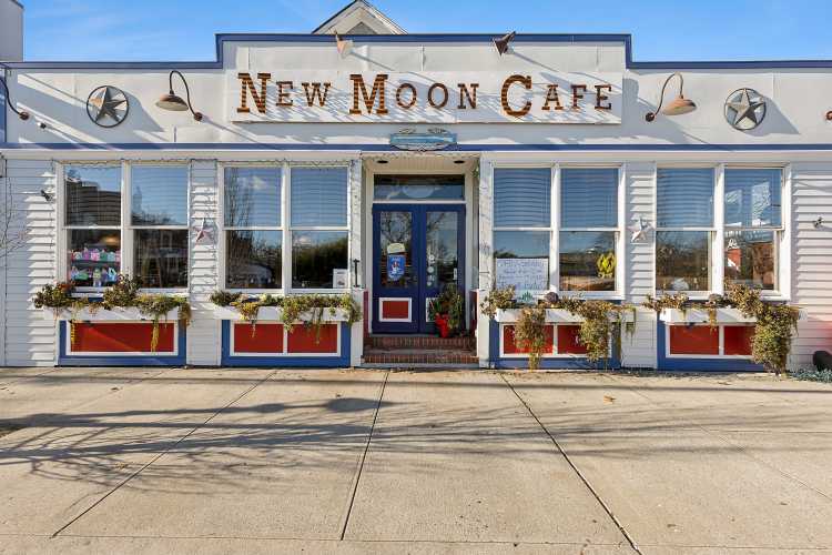 New Moon Café, Mary's Pizza, East Quogue
