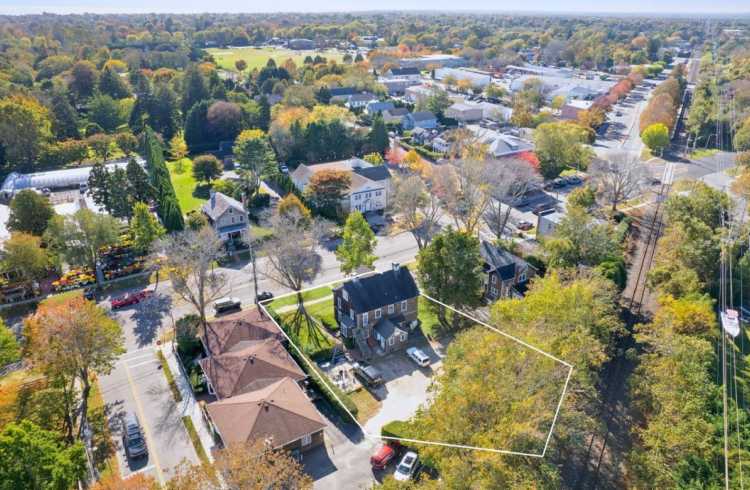 East Hampton Village, commercial building