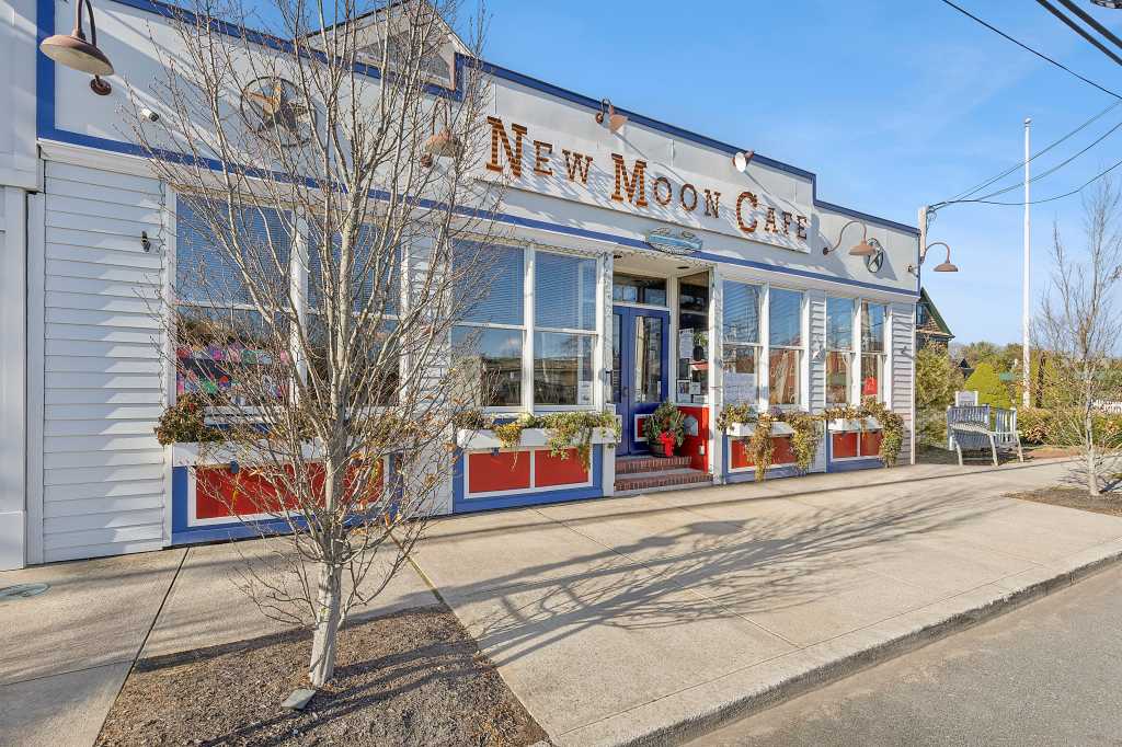 Mary's Pizza and Pasta will replace the New Moon Cafe in East Quogue.