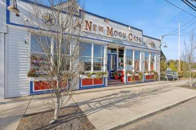 Mary's Pizza and Pasta will replace the New Moon Cafe in East Quogue.