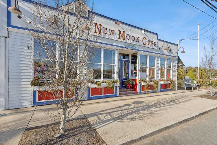 Mary's Pizza and Pasta will replace the New Moon Cafe in East Quogue.
