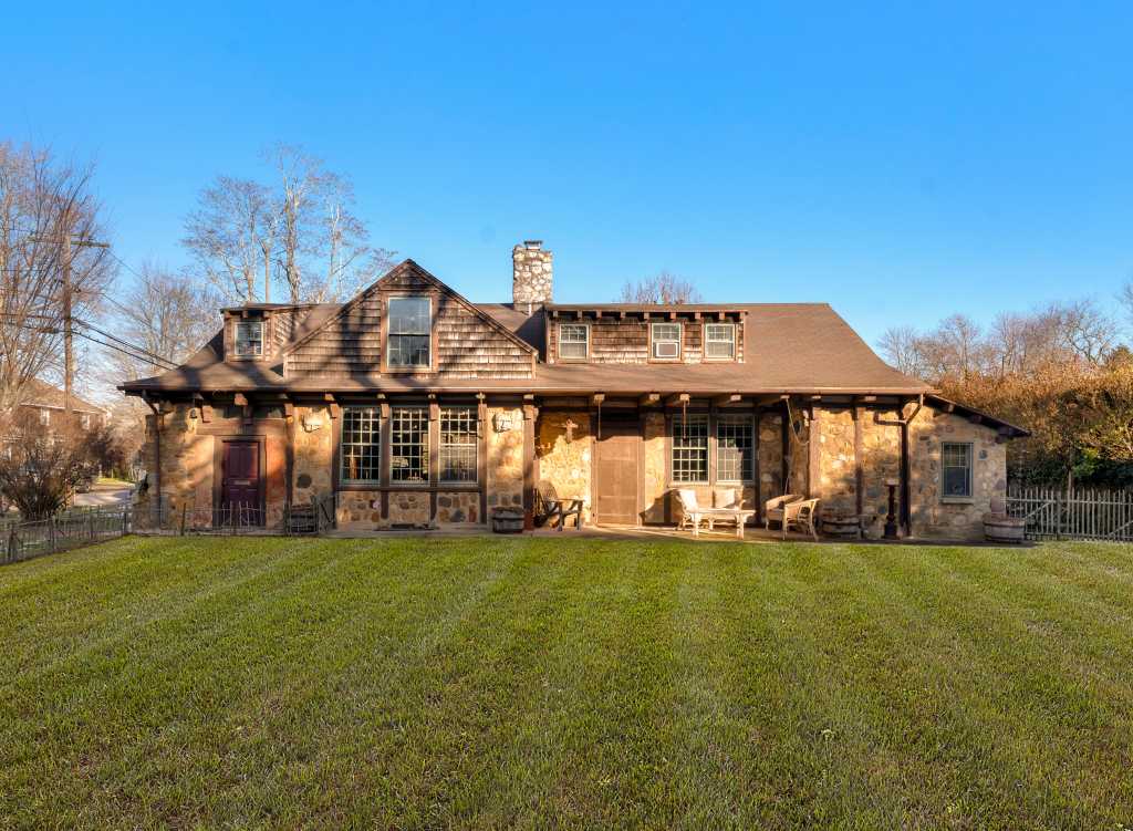 Southampton Village, Hobbit House