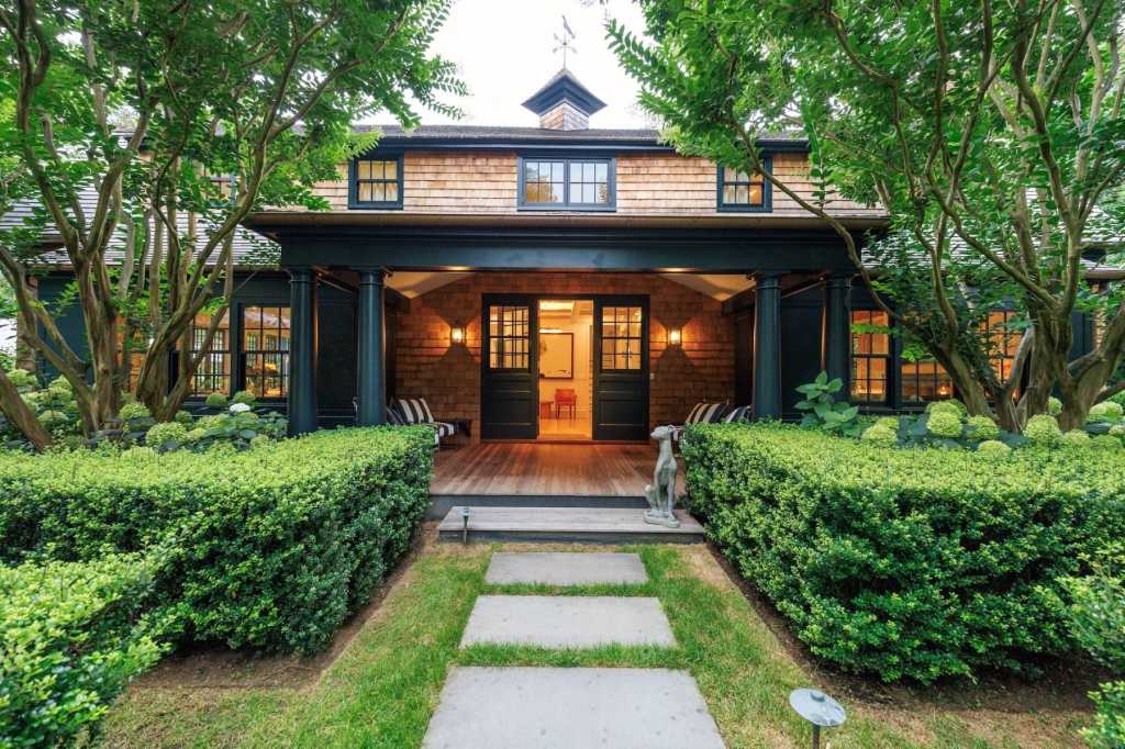 East Hampton Village, carriage house