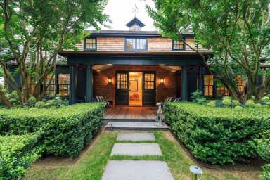 East Hampton Village, carriage house