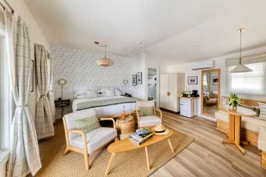 Lark, Hamptons, Penny Lane, Hampton Bays